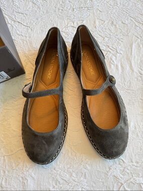 New Crown Vintage Size 9 Mary Jane Flats in Dark Gray